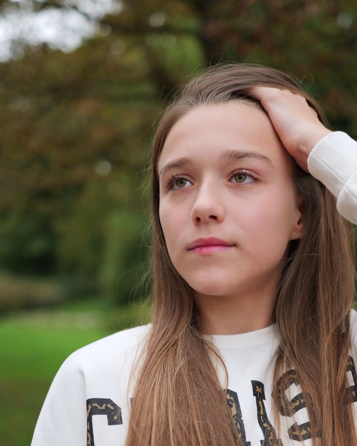 Portrait de Thya dans un parc
