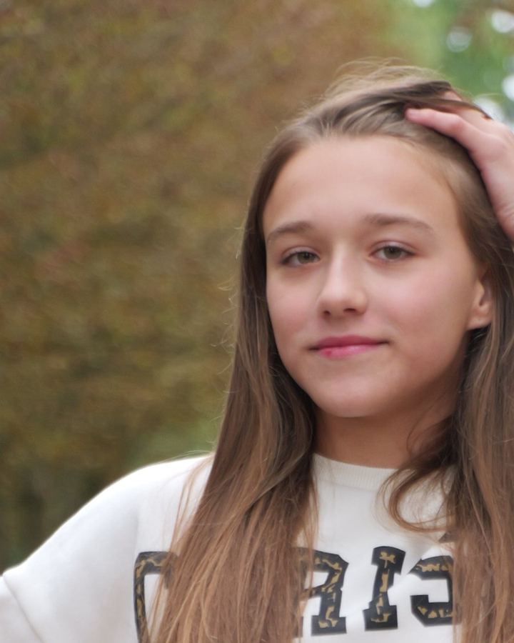 Portrait de Thya dans une allée d'arbres